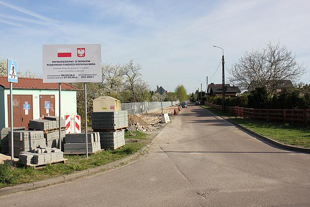 Na ulicy Glinianej powstaje droga dla pieszych i rowerów