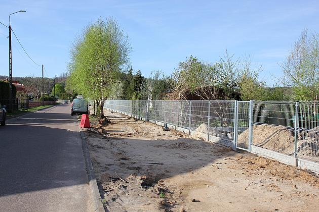 Na ulicy Glinianej powstaje droga dla pieszych i rowerów