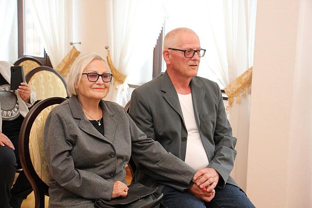 Medale dla par. Złote gody w ratuszu