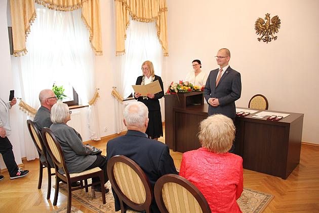 Medale dla par. Złote gody w ratuszu