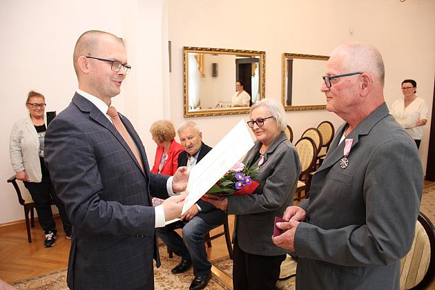 Medale dla par. Złote gody w ratuszu