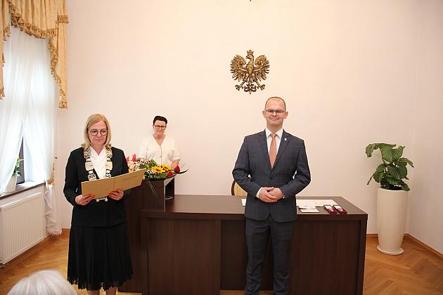 Medale dla par. Złote gody w ratuszu