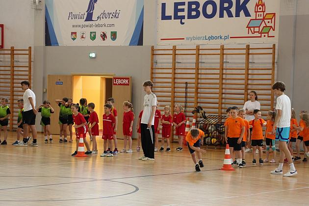 „Kto z nas lepiej i prędzej”. Konkurs sportowy dla uczniów szkół podstawowych