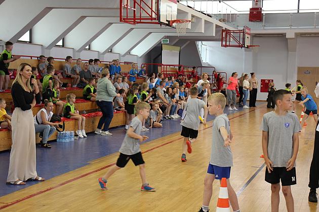 „Kto z nas lepiej i prędzej”. Konkurs sportowy dla uczniów szkół podstawowych