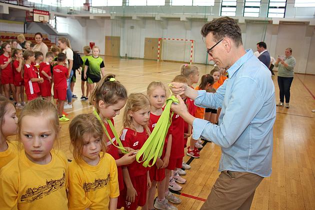 „Kto z nas lepiej i prędzej”. Konkurs sportowy dla uczniów szkół podstawowych