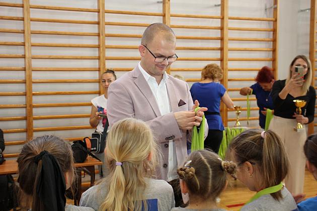 „Kto z nas lepiej i prędzej”. Konkurs sportowy dla uczniów szkół podstawowych