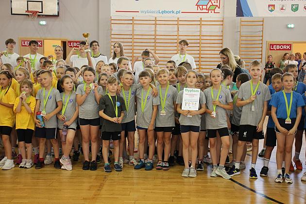 „Kto z nas lepiej i prędzej”. Konkurs sportowy dla uczniów szkół podstawowych
