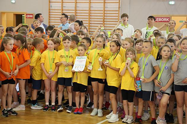 „Kto z nas lepiej i prędzej”. Konkurs sportowy dla uczniów szkół podstawowych