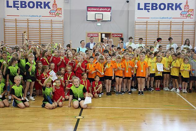 „Kto z nas lepiej i prędzej”. Konkurs sportowy dla uczniów szkół podstawowych
