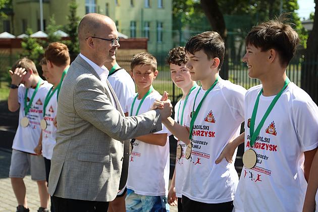 Siatkarski sukces drużyny uczniów ze Szkoły Podstawowej nr 1 w Lęborku