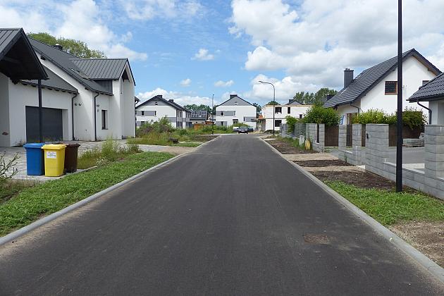 Wrocławska z asfaltem i przejściem dla pieszych