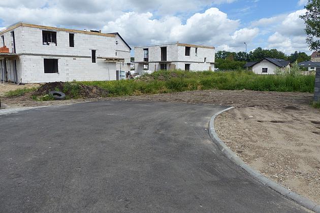 Wrocławska z asfaltem i przejściem dla pieszych