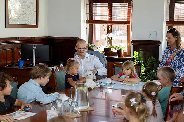 Wakacyjna przygoda w Urzędzie Miejskim – wizyta dzieci z Przedszkola Baśniowego