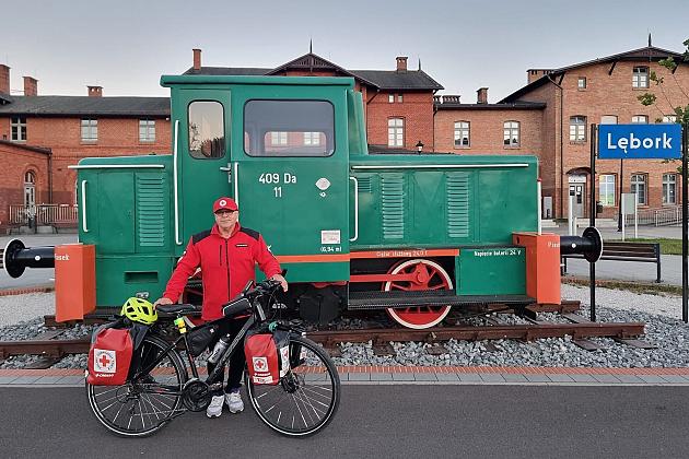 Rowerem wokół Polski w ważnej sprawie. Janusz Kobyłka odwiedził Lębork