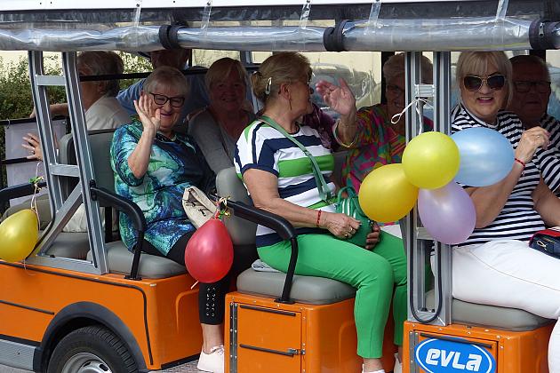 Wycieczki turystyczne meleksami po Lęborku hitem II Lęborskich Dni Seniora