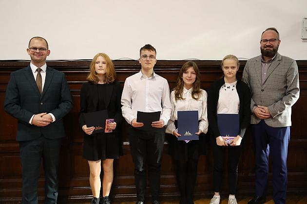 Nagrody i wyróżnienia burmistrza z okazji Dnia Edukacji Narodowej