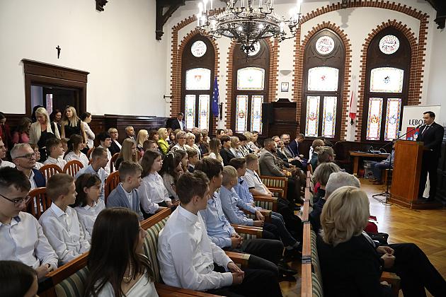 Dyrektorzy i nauczyciele nagrodzeni z okazji Dnia Edukacji Narodowej