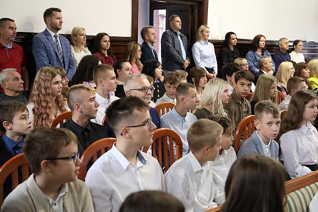 Dyrektorzy i nauczyciele nagrodzeni z okazji Dnia Edukacji Narodowej