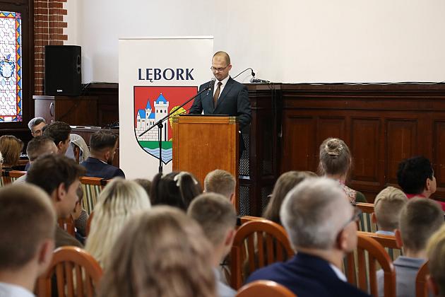 Dyrektorzy i nauczyciele nagrodzeni z okazji Dnia Edukacji Narodowej