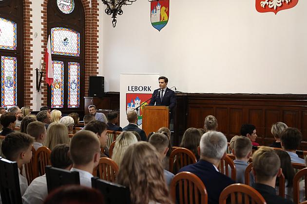 Dyrektorzy i nauczyciele nagrodzeni z okazji Dnia Edukacji Narodowej