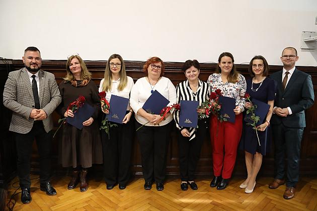 Dyrektorzy i nauczyciele nagrodzeni z okazji Dnia Edukacji Narodowej