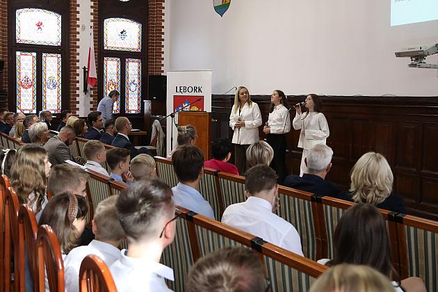 Dyrektorzy i nauczyciele nagrodzeni z okazji Dnia Edukacji Narodowej