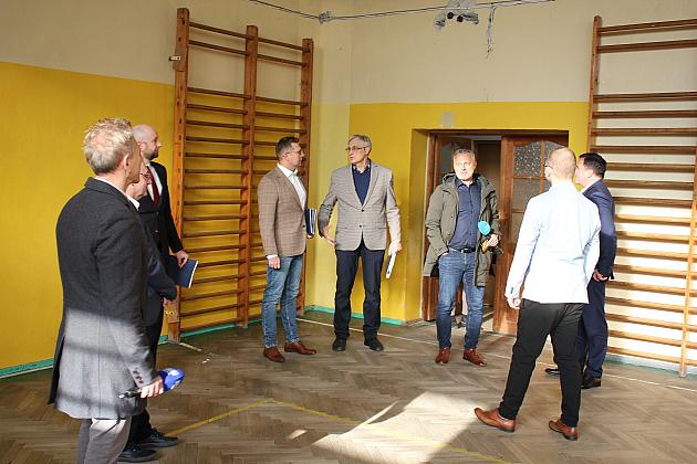 Umowy podpisane. 11 mln zł na rozbudowę, modernizację bazy oświatowej Lęborka