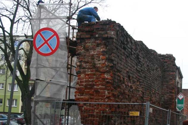 Rewitalizacja średniowiecznych murów ruszyła 