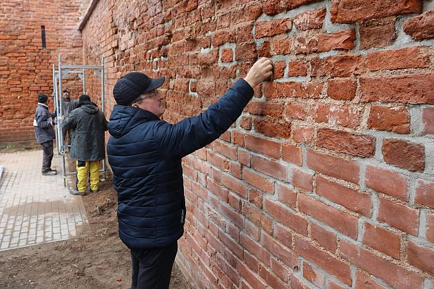 Fragment zabytkowych murów już po remoncie i przebudowie