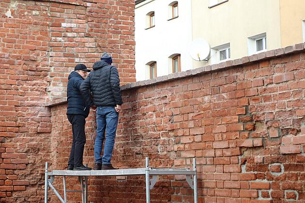 Fragment zabytkowych murów już po remoncie i przebudowie