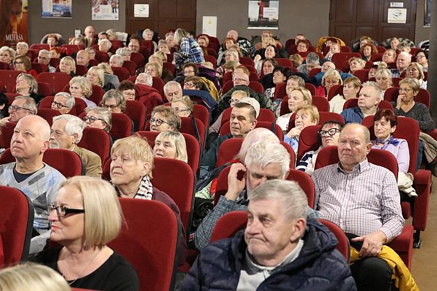 Seniorzy wypełnili „Fregatę” na seansie filmowym