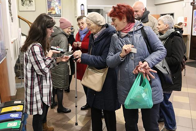 Seniorzy wypełnili „Fregatę” na seansie filmowym