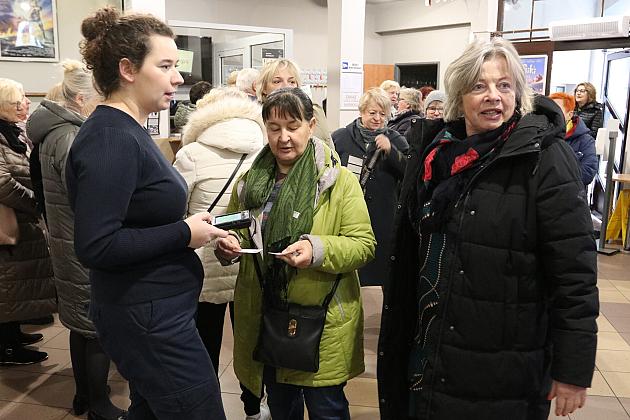 Seniorzy wypełnili „Fregatę” na seansie filmowym