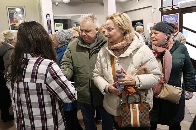 Seniorzy wypełnili „Fregatę” na seansie filmowym