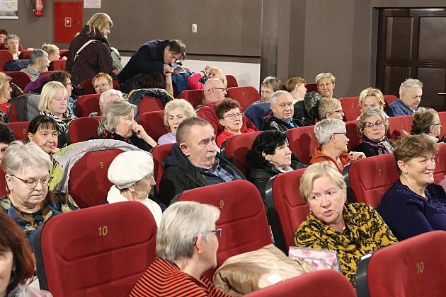 Seniorzy wypełnili „Fregatę” na seansie filmowym