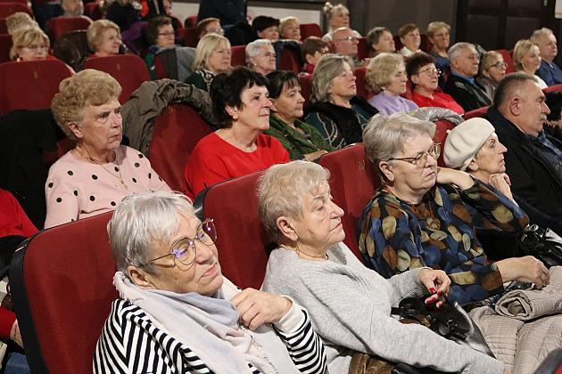 Seniorzy wypełnili „Fregatę” na seansie filmowym