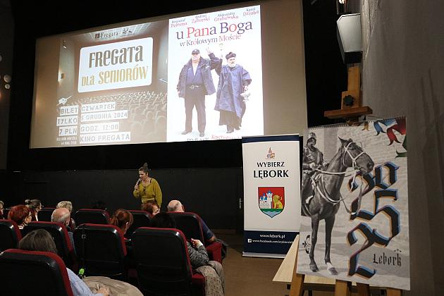 Seniorzy wypełnili „Fregatę” na seansie filmowym