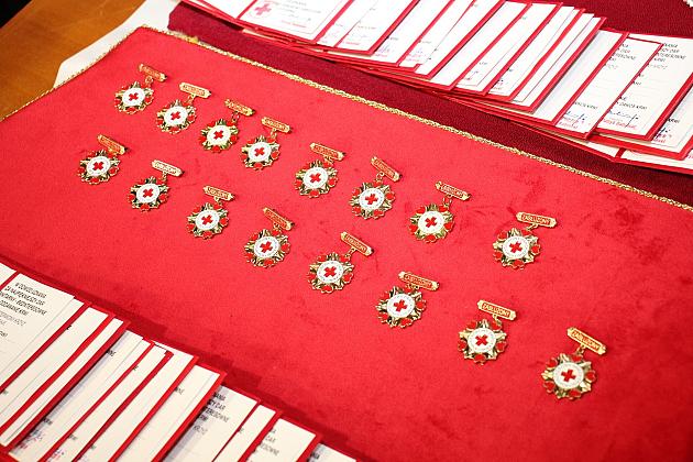 Dawcy krwi odznaczeni na gali PCK w ratuszu