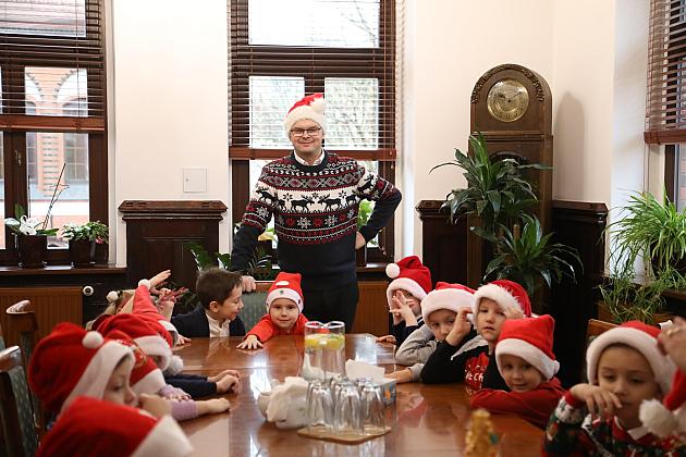 Przedszkolaki udekorowały choinkę w ratuszu