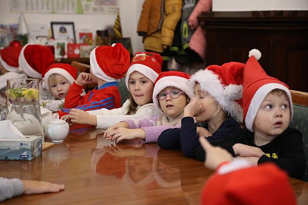 Przedszkolaki udekorowały choinkę w ratuszu