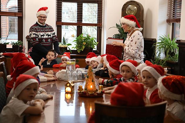 Przedszkolaki udekorowały choinkę w ratuszu