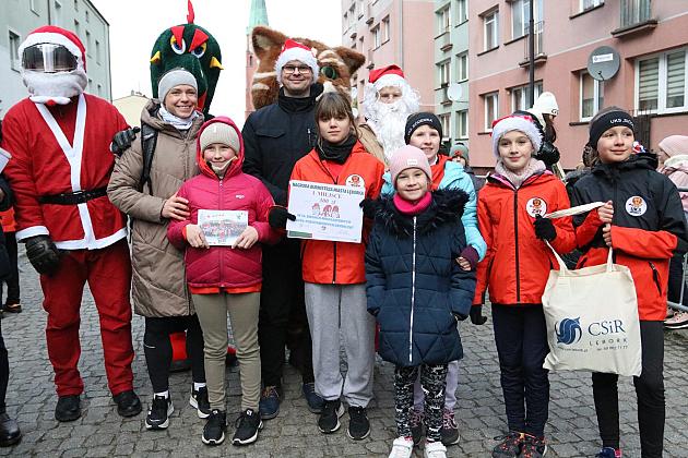 Sztafety SP7 Lębork i SP Nowa Wieś Lęborska najlepsze w Biegach Mikołajkowych