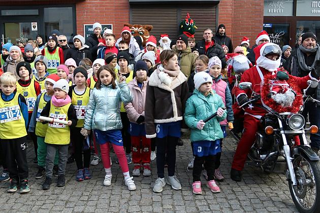 Sztafety SP7 Lębork i SP Nowa Wieś Lęborska najlepsze w Biegach Mikołajkowych