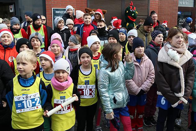 Sztafety SP7 Lębork i SP Nowa Wieś Lęborska najlepsze w Biegach Mikołajkowych