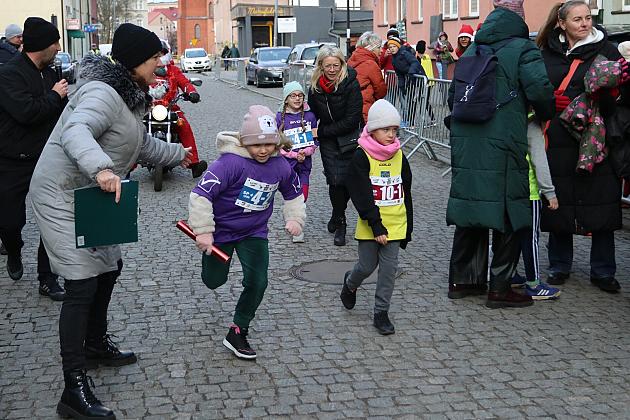 Sztafety SP7 Lębork i SP Nowa Wieś Lęborska najlepsze w Biegach Mikołajkowych