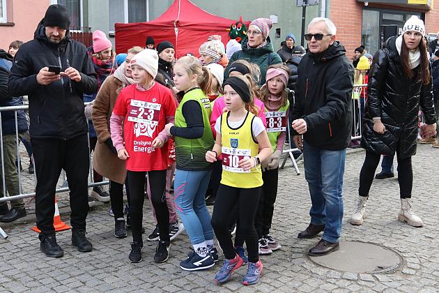Sztafety SP7 Lębork i SP Nowa Wieś Lęborska najlepsze w Biegach Mikołajkowych
