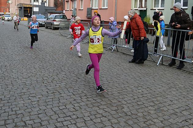 Sztafety SP7 Lębork i SP Nowa Wieś Lęborska najlepsze w Biegach Mikołajkowych