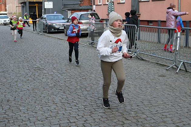 Sztafety SP7 Lębork i SP Nowa Wieś Lęborska najlepsze w Biegach Mikołajkowych
