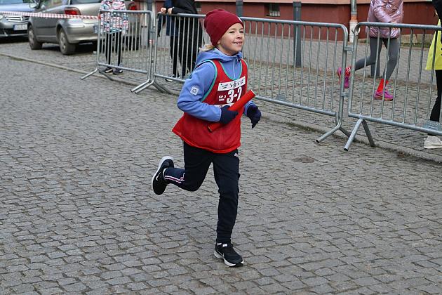 Sztafety SP7 Lębork i SP Nowa Wieś Lęborska najlepsze w Biegach Mikołajkowych