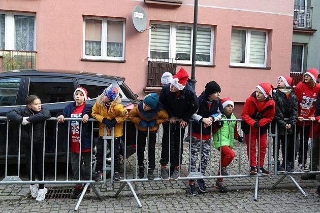 Sztafety SP7 Lębork i SP Nowa Wieś Lęborska najlepsze w Biegach Mikołajkowych